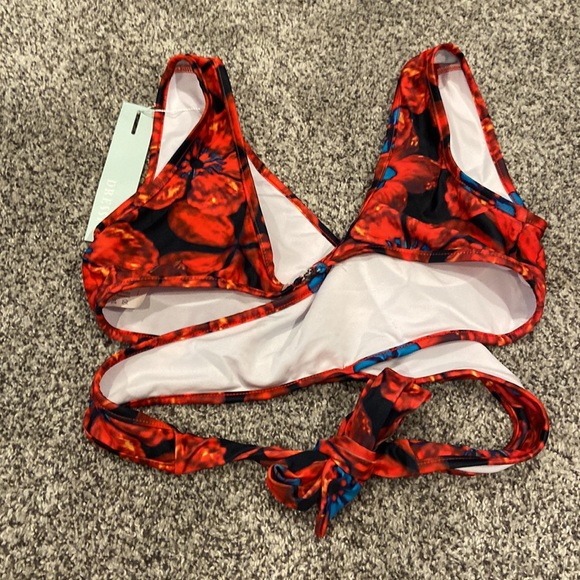 NWT dressfo size 6 two piece bikini 💕 beautiful vibrant, red and blue flowers - Picture 13 of 17